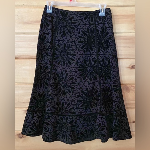 East 5th Dresses & Skirts - East 5th Black Velvet Floral A-Line Skirt. Vintage Velvet Floral Skirt Y2K